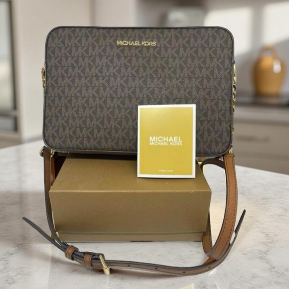 Micheal Kors Crossbody Jet Set Large Logo
Print 10"W x 2.5" D x 6.5"H NWT - Picture 5 of 12